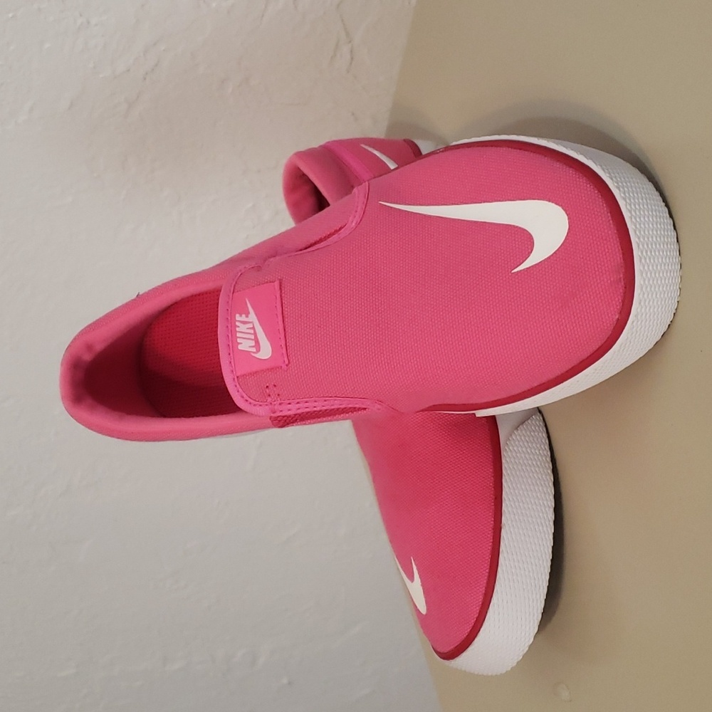 NIKE TENNIS SHOES